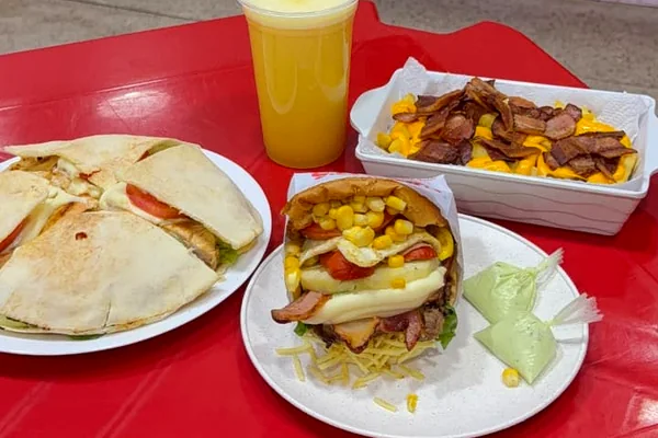 Combo Wilsu's com pão sírio, suco, pit dog e fritas com bacon e cheddar