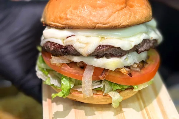 Hambúrguer gourmet Wilsu's Goiânia suculento com queijo derretido